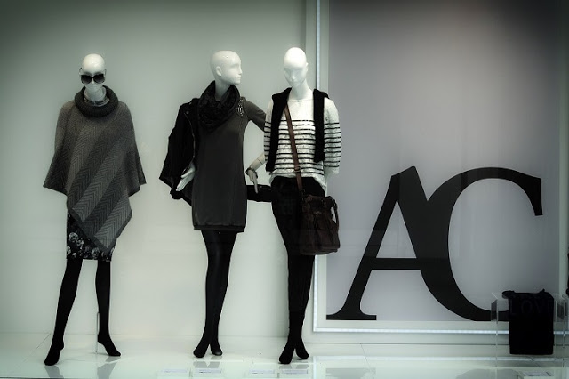 8 Types of Retail Window Displays and Window Dressing Tips - 5