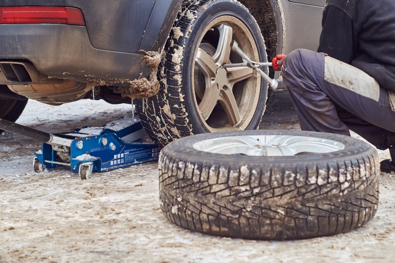скинули шину. кроссфит перекатка колеса. как домкратить ауди 80. 205 vs 225 резина. перекидывание шин спорт.